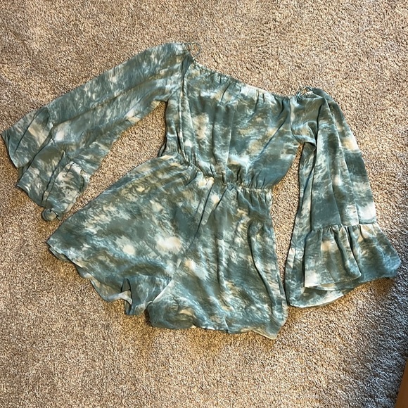 Nwt ✨ HYFVE 🦋 green and white romper - size medium DOES NOT COME WITH BELT - Picture 7 of 12